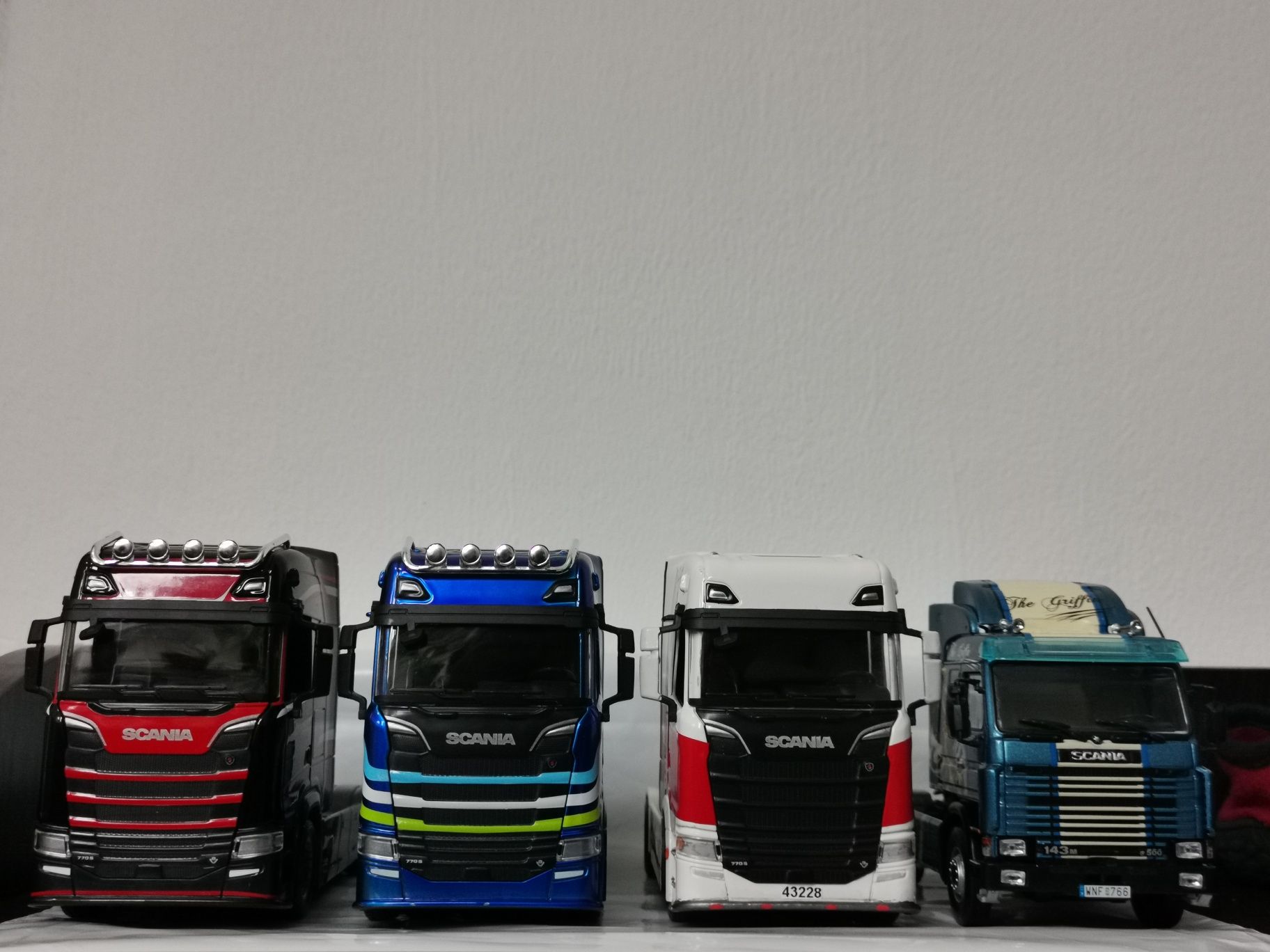 Вантажівка. Фура. Тягач. Автовоз. Вольво. сканіа.  scania. Фура. 1/43