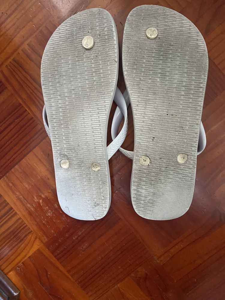 Havaianas brancas tanto da para senhora ou senhor