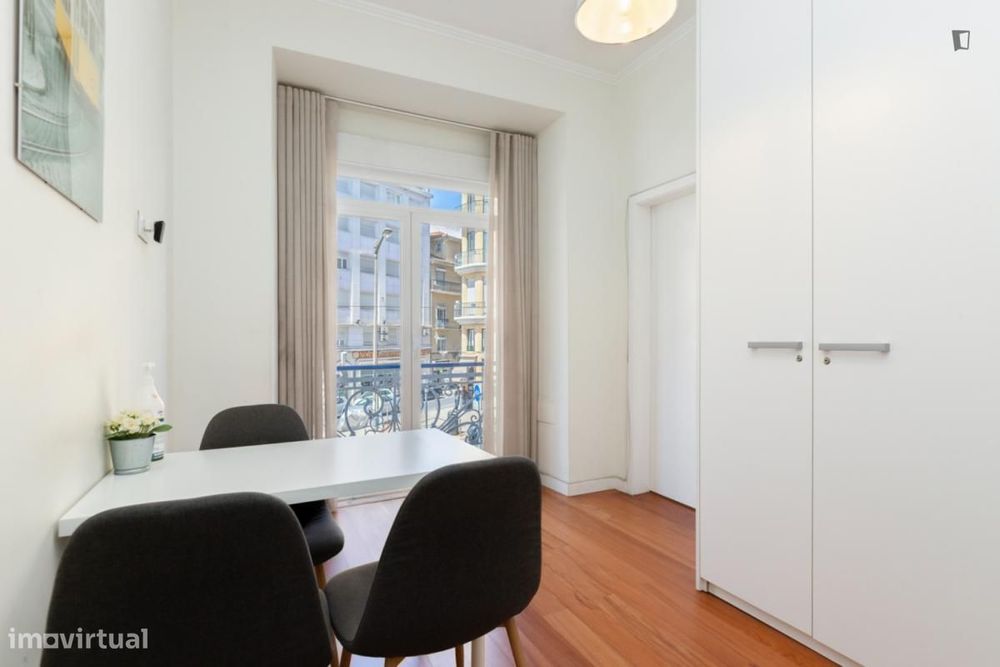 Quarto - localizado em Intendente Lisbon