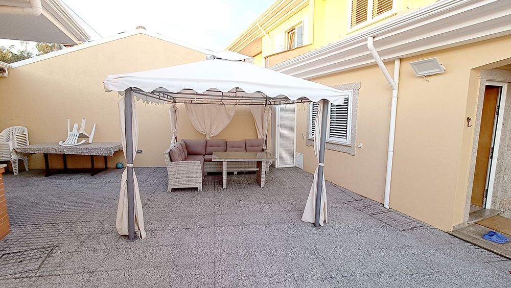 Pergola de Jardim + Sofas + Mesa