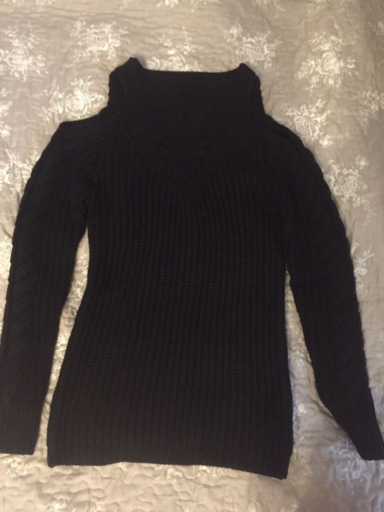 Długi czarny sweter z wyciętymi ramionami