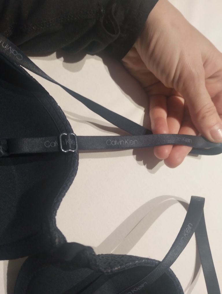 Śliczny biustonosz granatowy push up Calvin Klein rozm 65d
