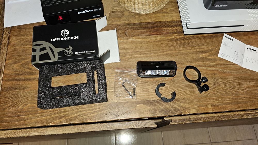 OFFBONDAGE lampka rowerowa przednia 900 lumenów  powerbank