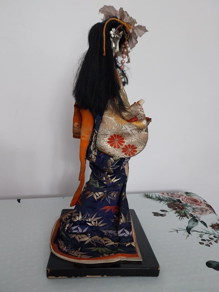 Chińska lalka na podstawce