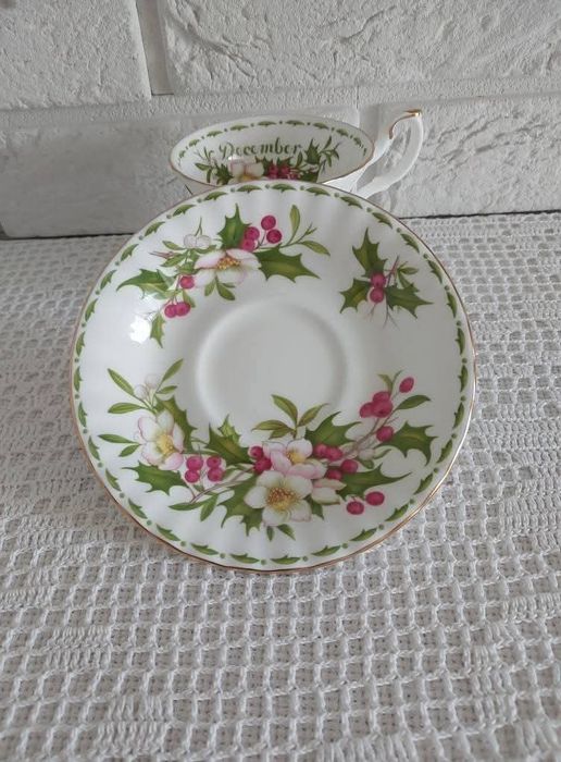 Royal Albert grudzień filiżanka ze spodkiem.
