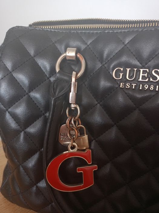 Torebka kuferek Guess czarna elegancka