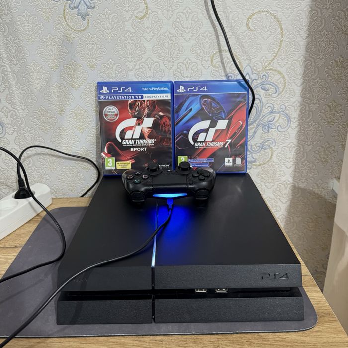 Продам Sony PlayStation 4 на 500 ГБ.
