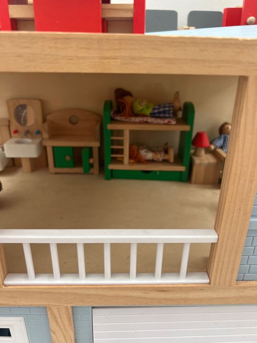 Brinquedo artesanal em madeira. Replica de casa real com acessórios.