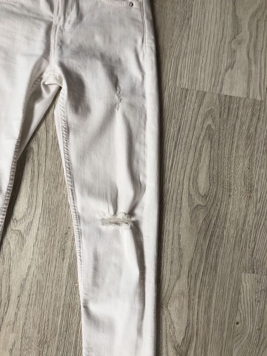 Śliczne,białe rurki z dziurami i przetarciami-Bershka !