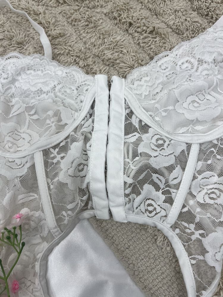 biały koronowy top na ramiączkach coquette L