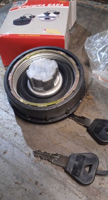 Крышка бензобака с замком под ключ ВАЗ Приора Десятка Нива Газель Клас