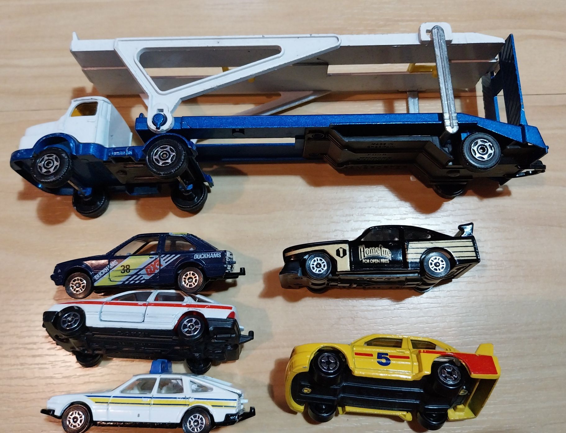 Lote de miniaturas Corgi Juniors incluindo um camião de transporte