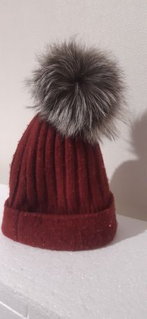 Зимняя теплая шапка с бусинами и меховым натуральным пушистым бубоном