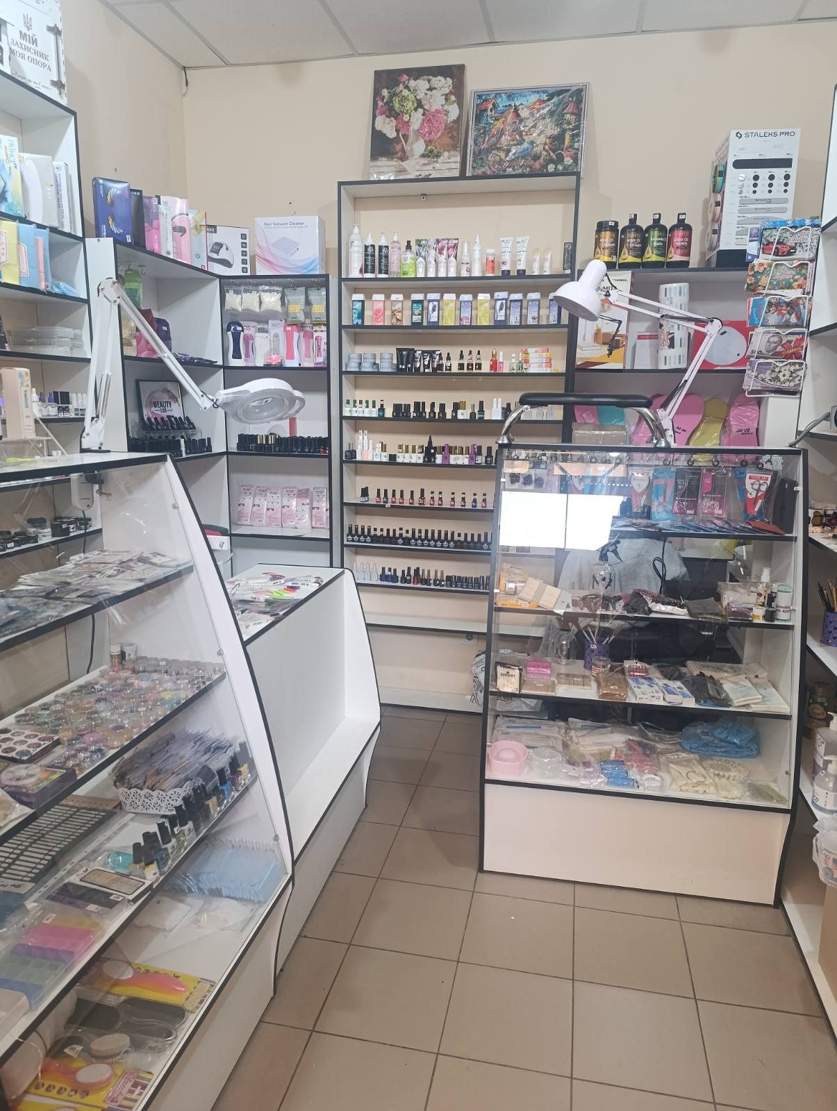 Продам торговое оборудование,ветрина,стелажи