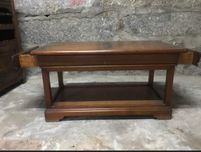 Mesa de centro com gavetas