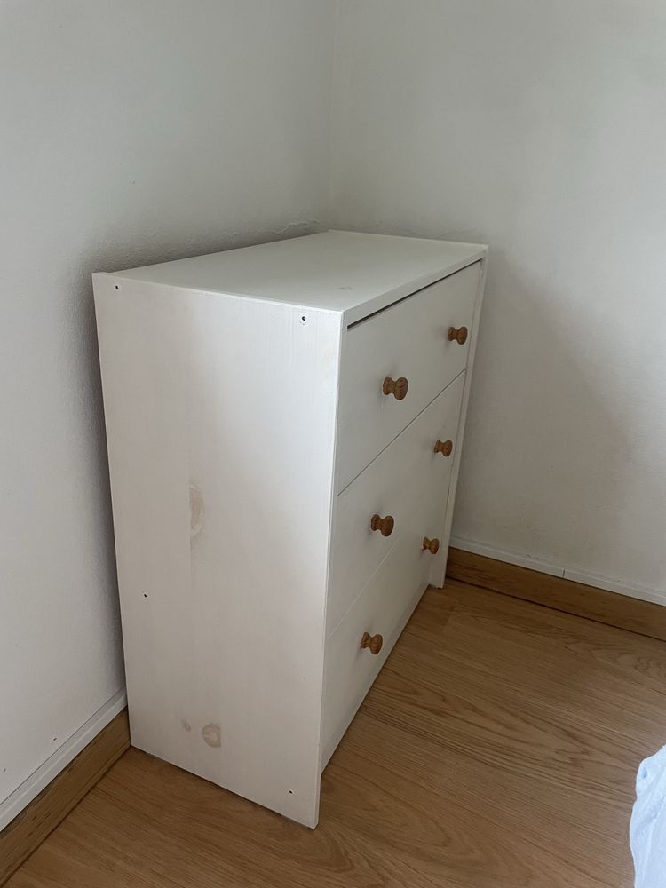 Cómoda pequena/ mesa de cabeceira