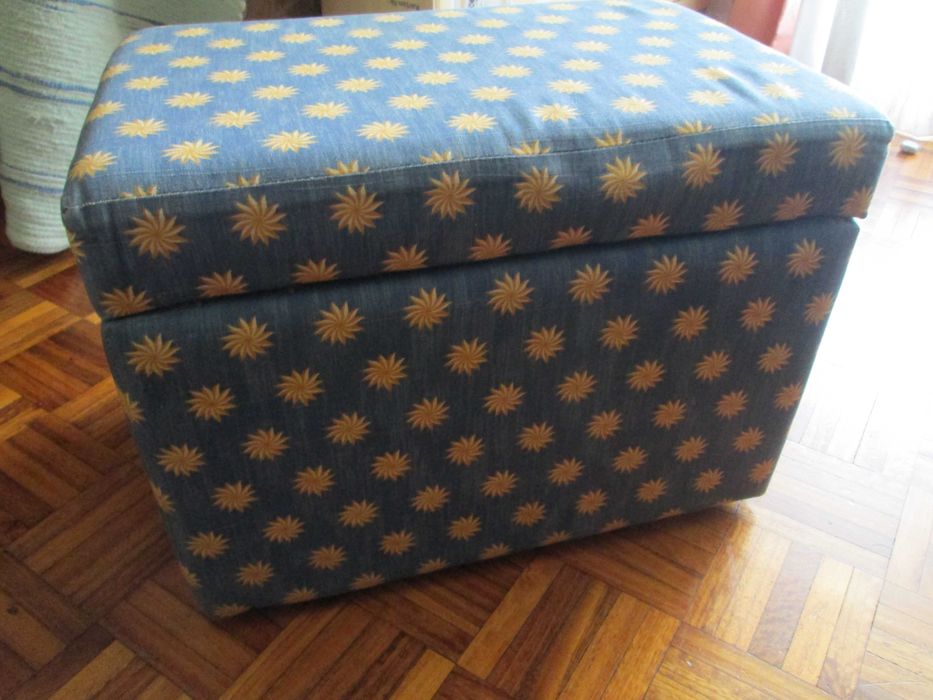 Bonita e prática banqueta-caixa almofadada