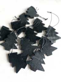 Komplet drewnianych świątecznych zawieszek - czarne choinki