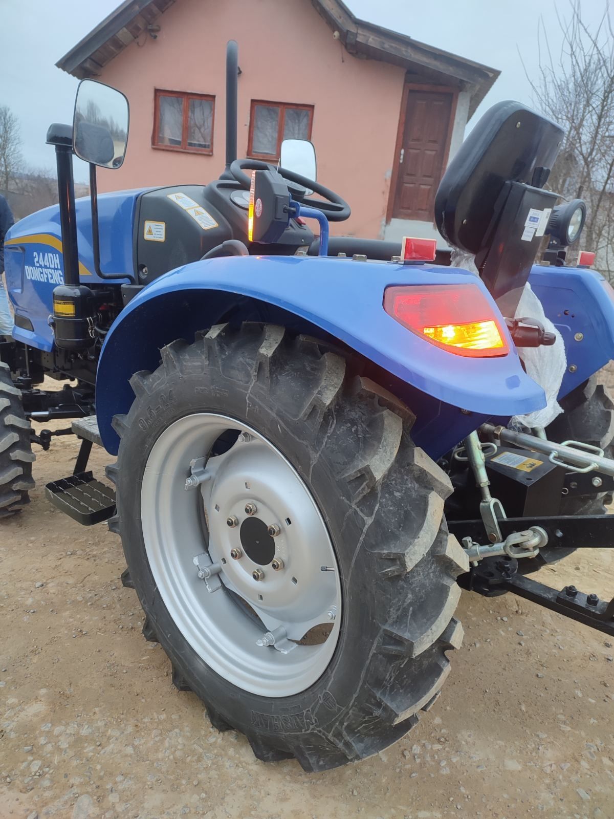 Трактор DONGFENG 244DN.