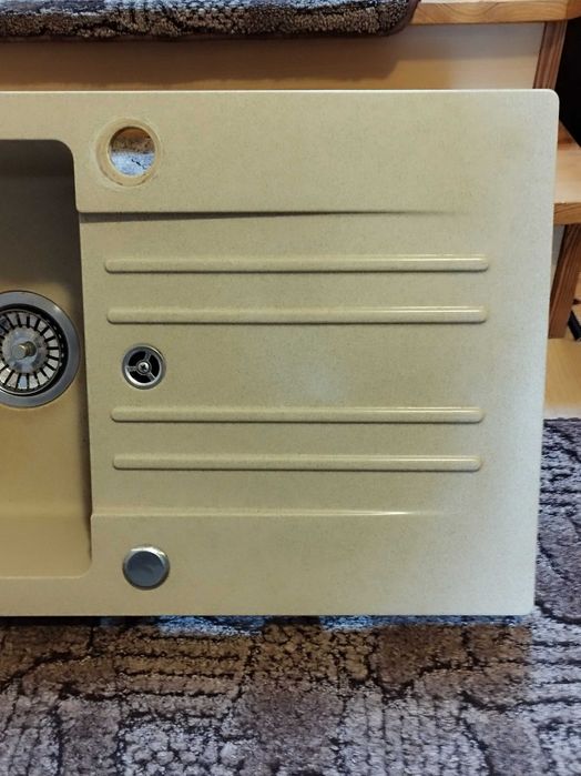 Zlewozmywak granitowy  jednokomorowy w kolorze beżowym z syfonem