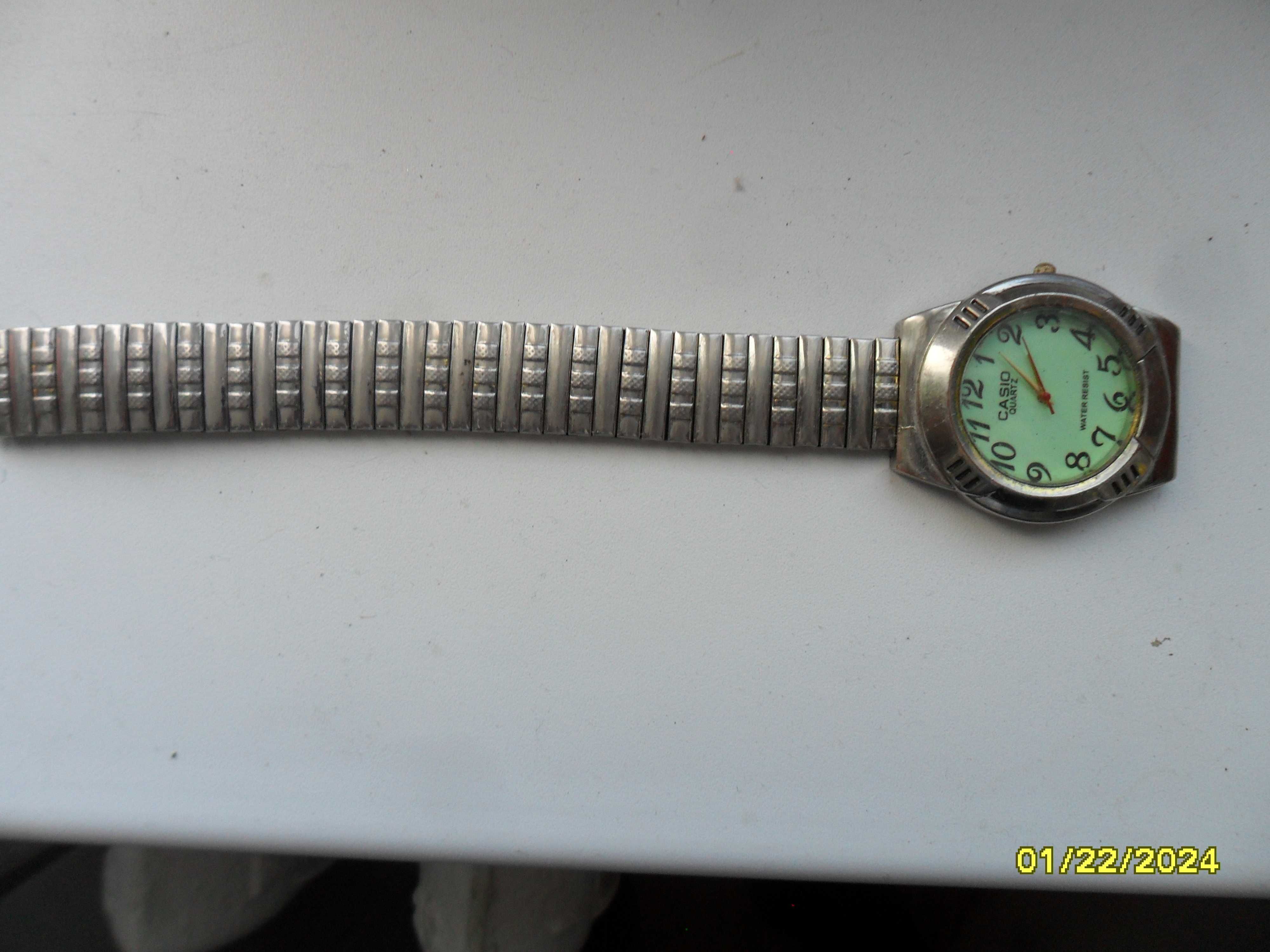 Наручные часы с фосфористым циферблатом фирмы CASIO.