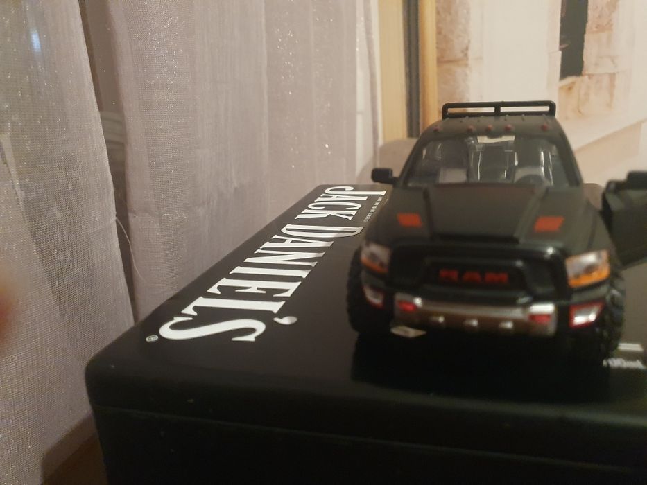 Модель автомобіля Dodge RAM 1500 маштаб 1:32
