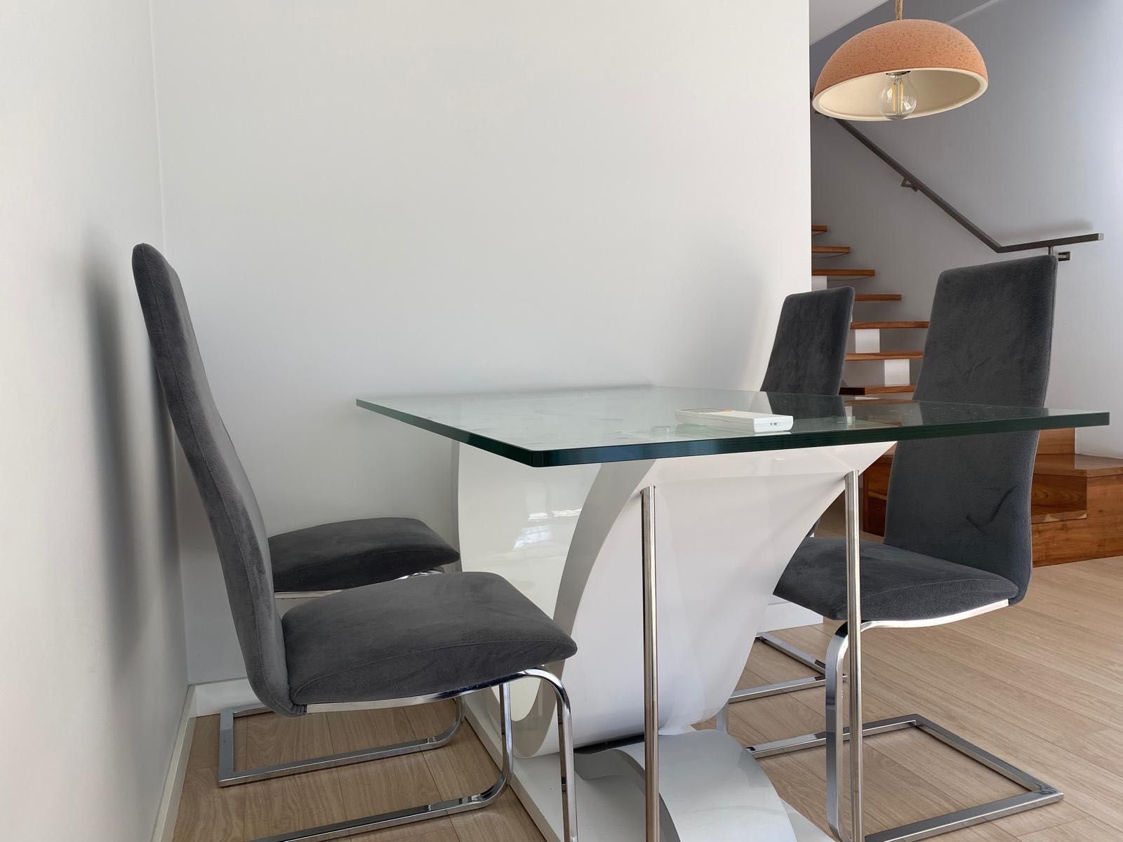 Mesa de sala de estar e 4 cadeiras