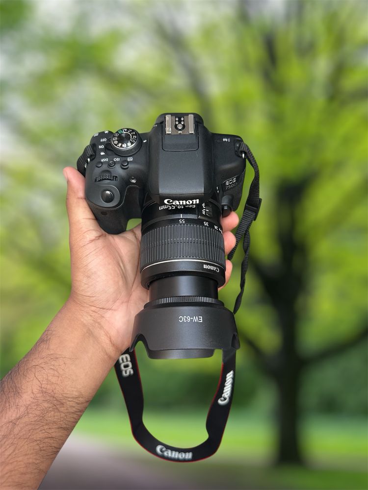 Canon Eos 750D WiFi/ecrã tactile com lente 18-55mm e bolsa