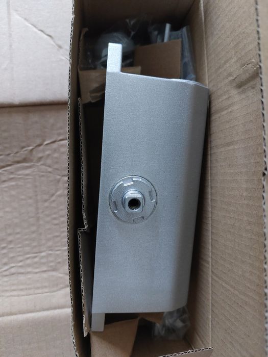 Samozamykacz drzwiowy z ramieniem srebrny