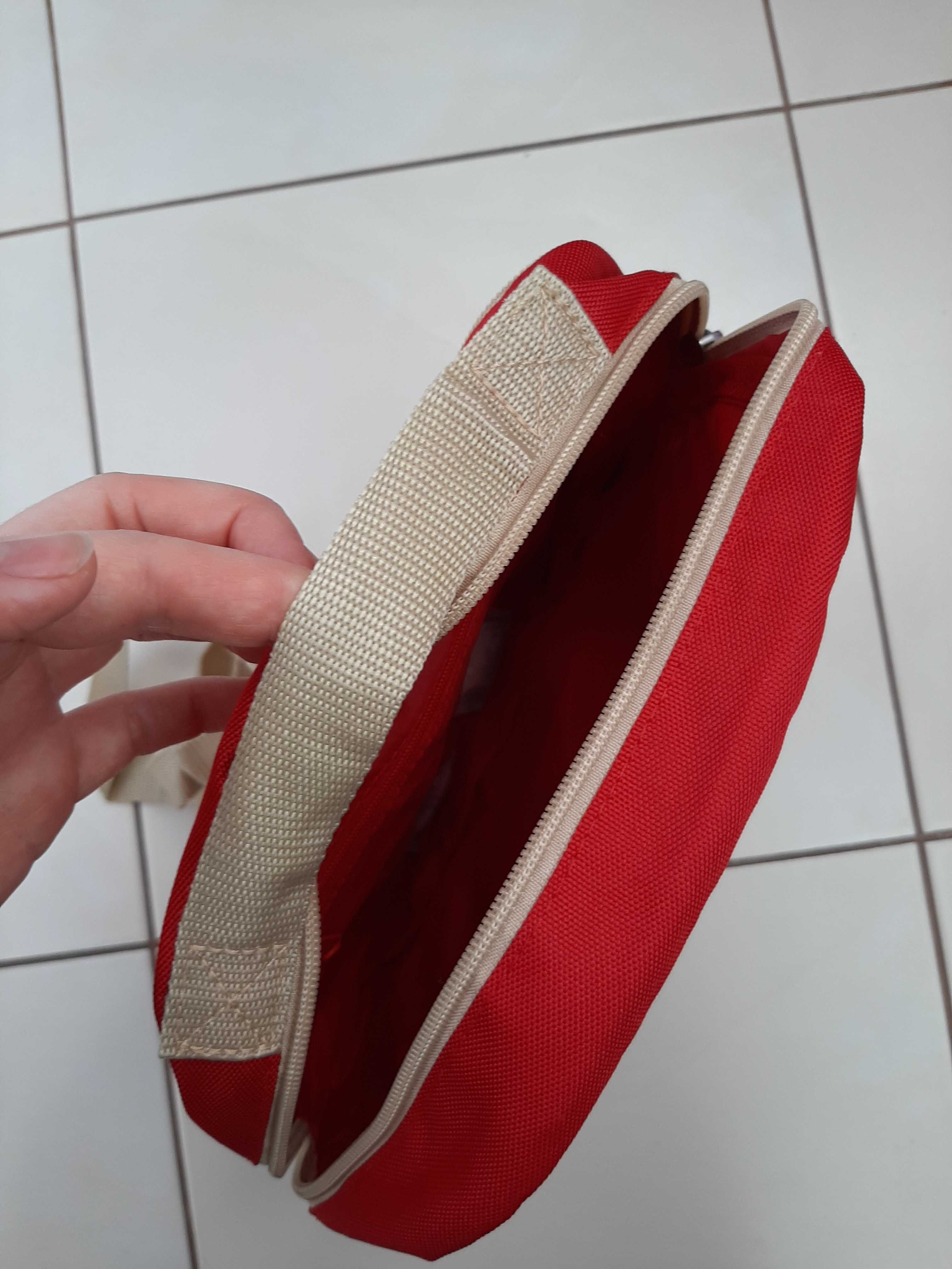 Червоний маленький рюкзак