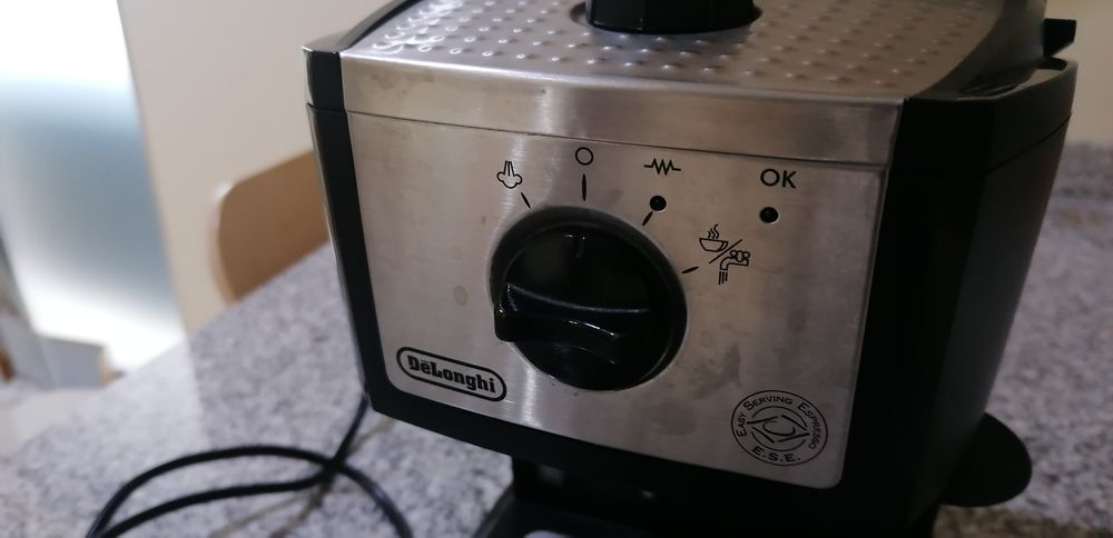 Máquina de café expresso pastilhas marca delonghi EC155