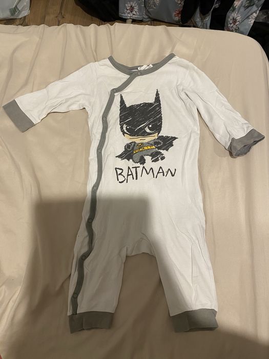 Biały pajacyk piżamka Batman 74 H&M