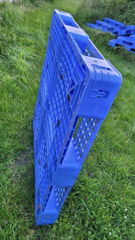 Sprzedam palety plastikowe 110 x 110 cm z tworzywa
