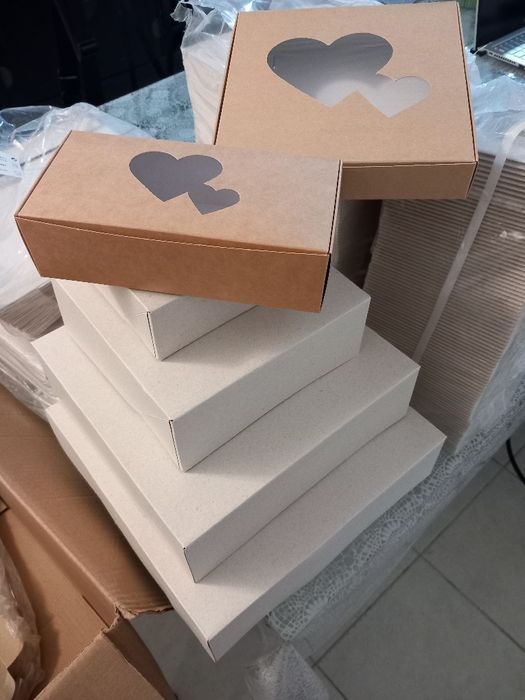 Embalagens, caixas, vários tamanhos, para transporte de bolos salgados