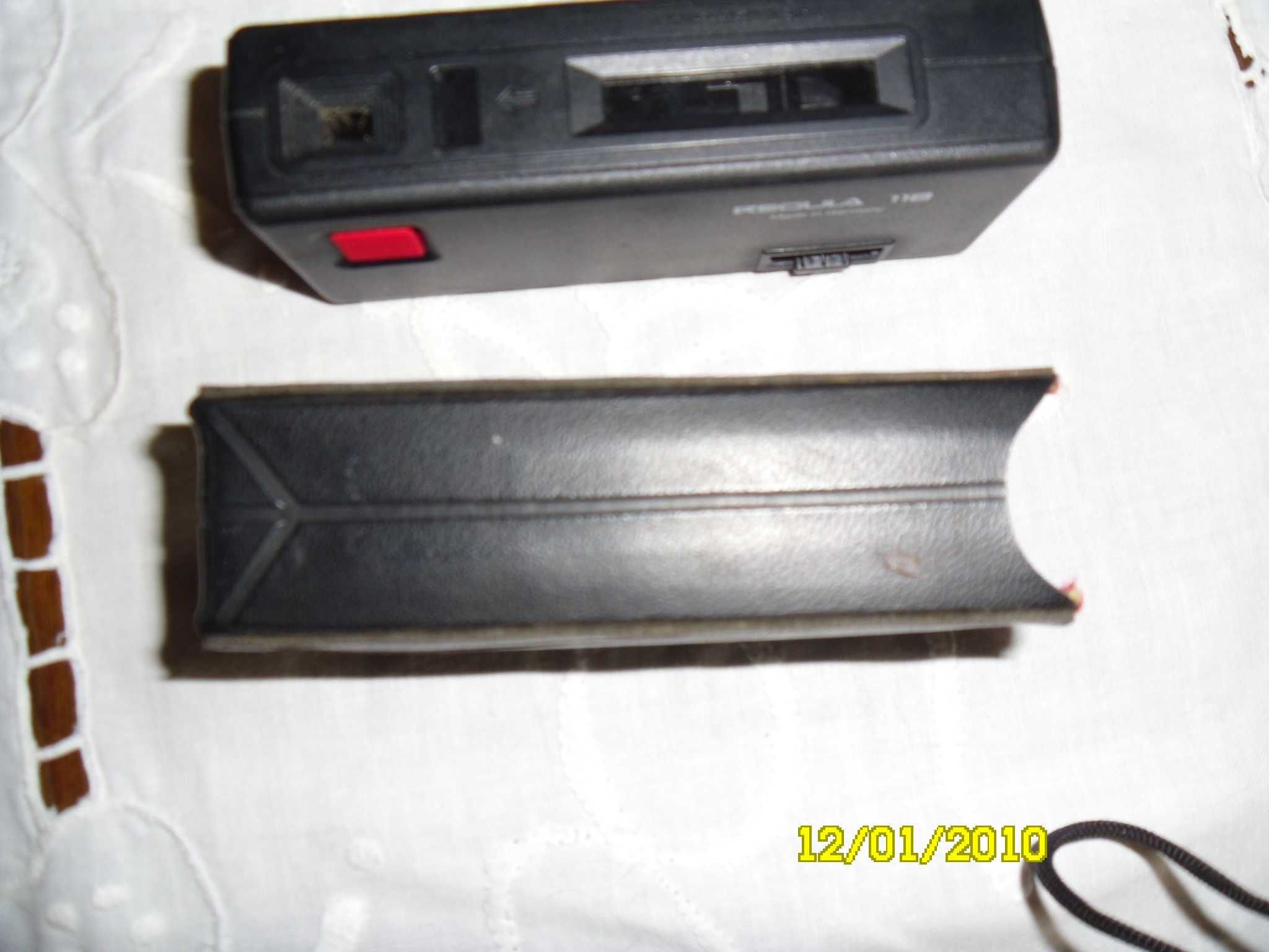 Máquina fotográfrica pequena Regula 118 com capa