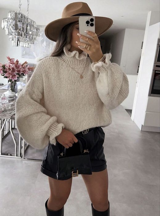 Светр з акцентними деталями