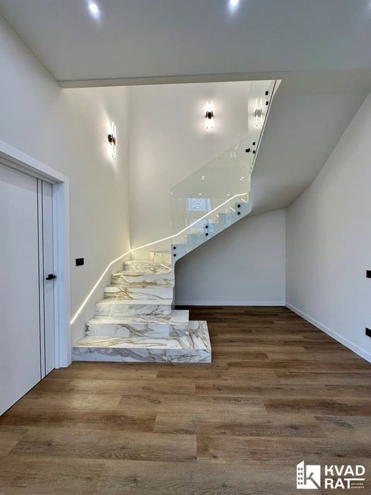 Стильний укомплектований будинок !