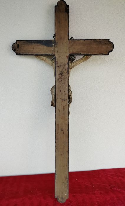 Stary wielki drewniany krucyfiks krzyż z drewniana figura Jezusa