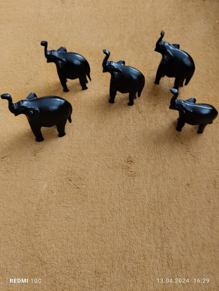 Figurki słoni z drewna.