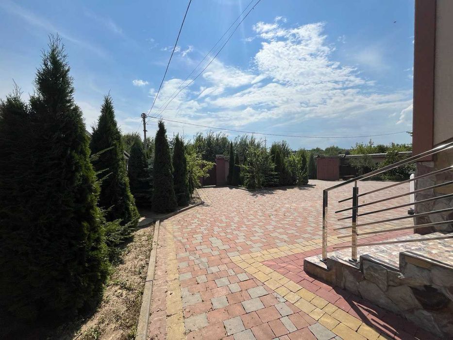 Продається сучасний приватний будинок с. Угринів 252 м2, 10 сот землі