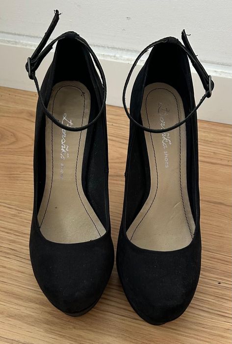 Sapatos pretos compensados de salto alto Bershka