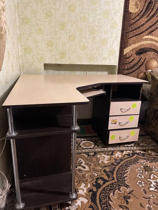 Офісний стіл з поличками