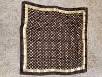 Chusta LV jak Louis Vuitton satynowa apaszka monogram brązowa złota