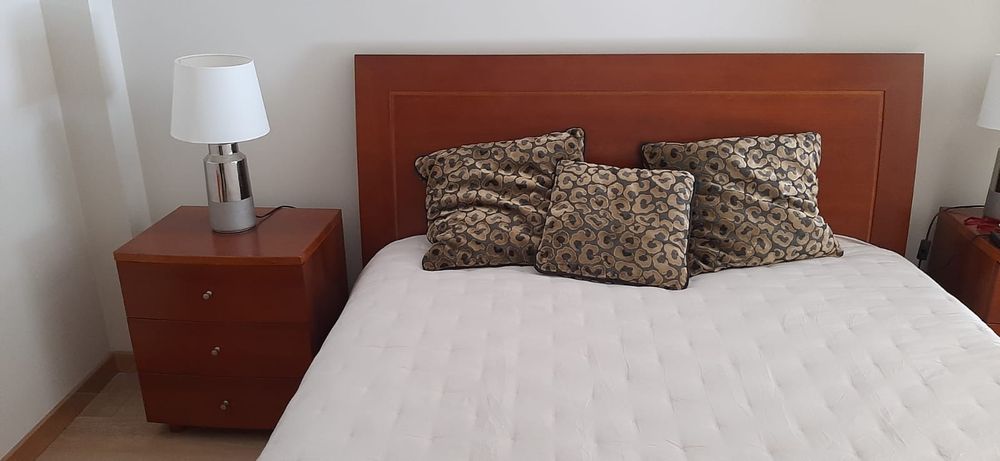 Vendo conjunto de cama com mesinhas de cabeceira.