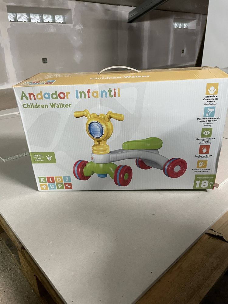 Andador infantil novo