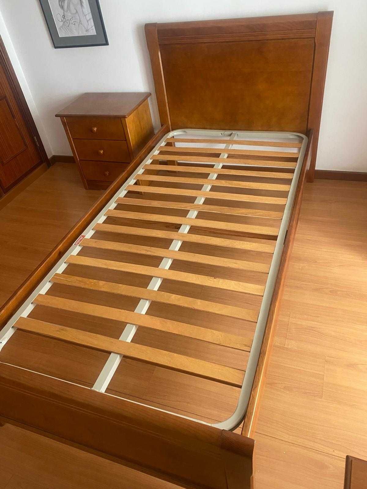 Cama solteiro e mesa cabeceira