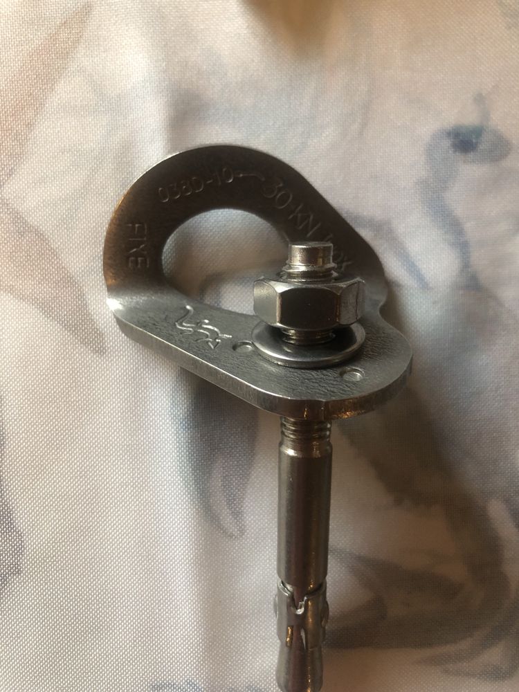 Plaquetes em inox para equipar vias de escalada desportiva