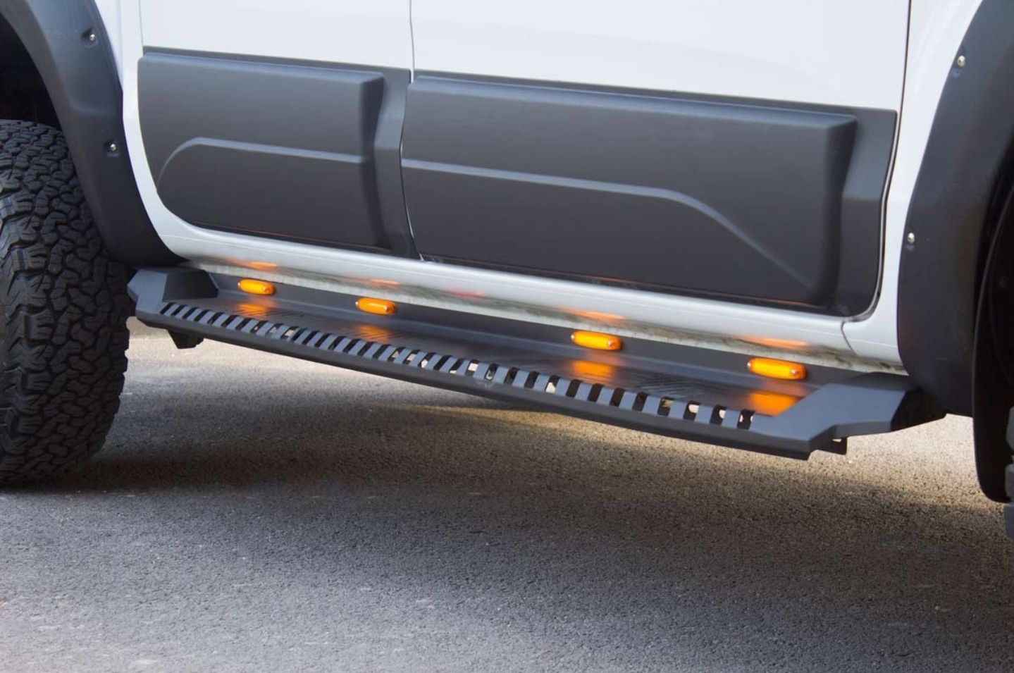 Toyota Hilux Stopnie boczne progi stalowe DAKAR V1