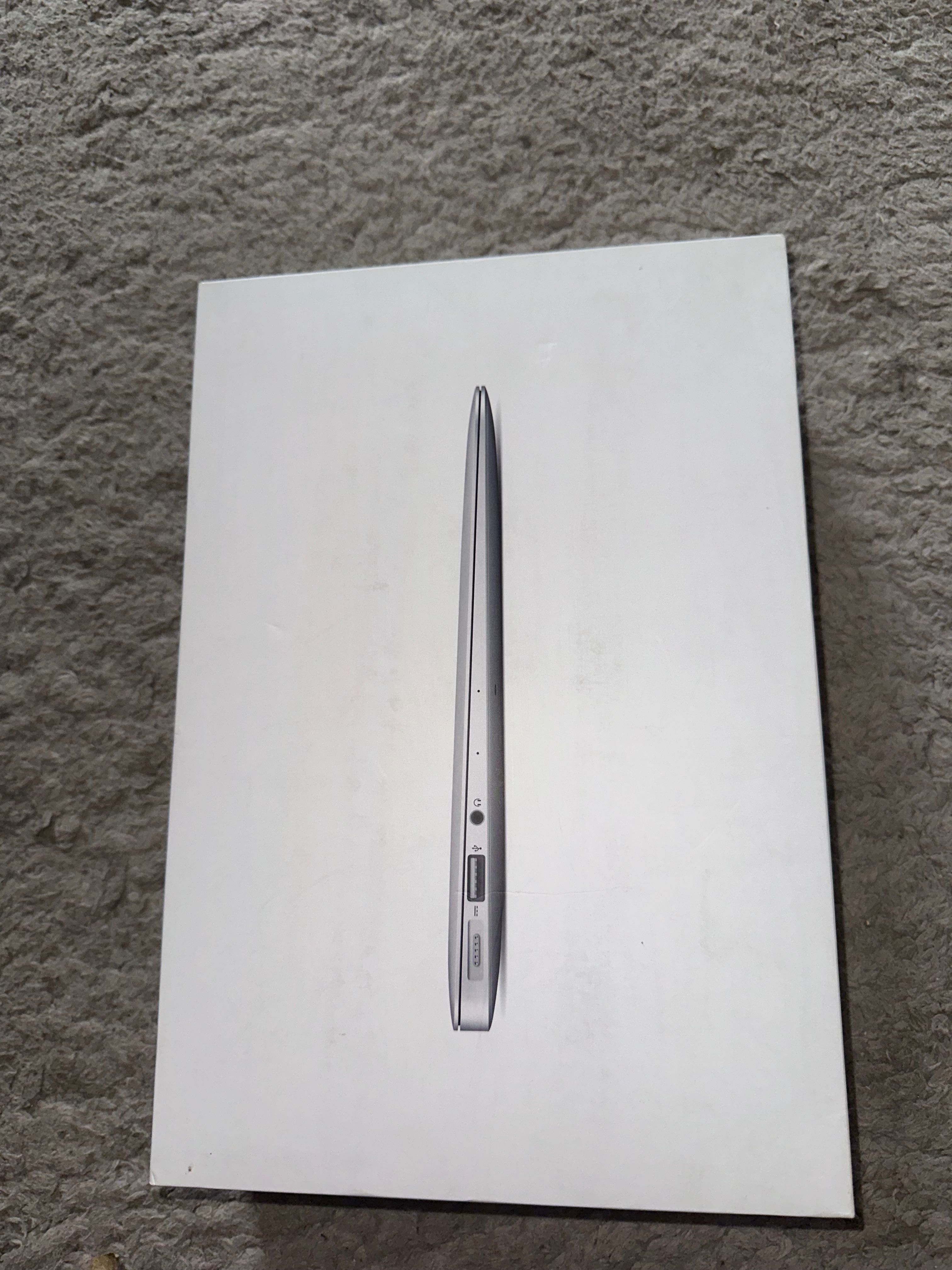 MacBook Air 11 srebrny laptop z ładowarką