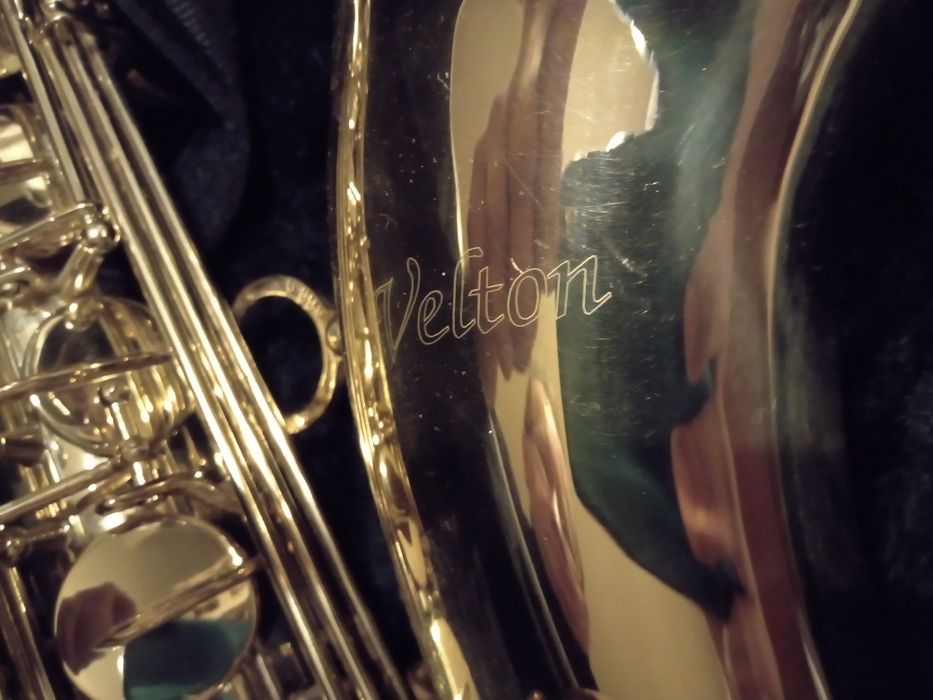 Saksofon Velton w futerale.